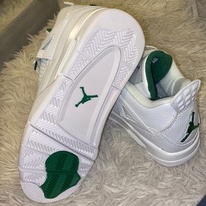CLASSIC GREEN JORDAN 4’S